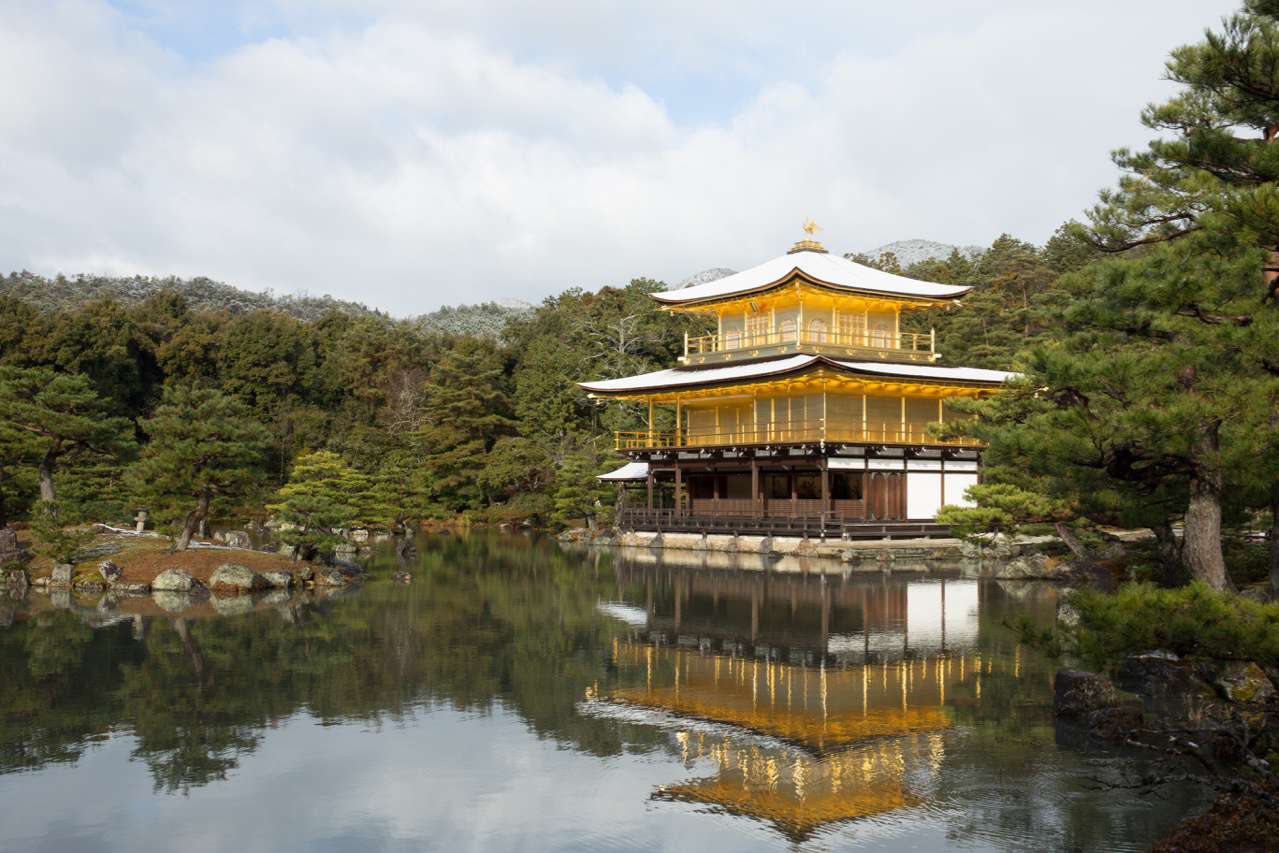 雪化粧した金閣寺