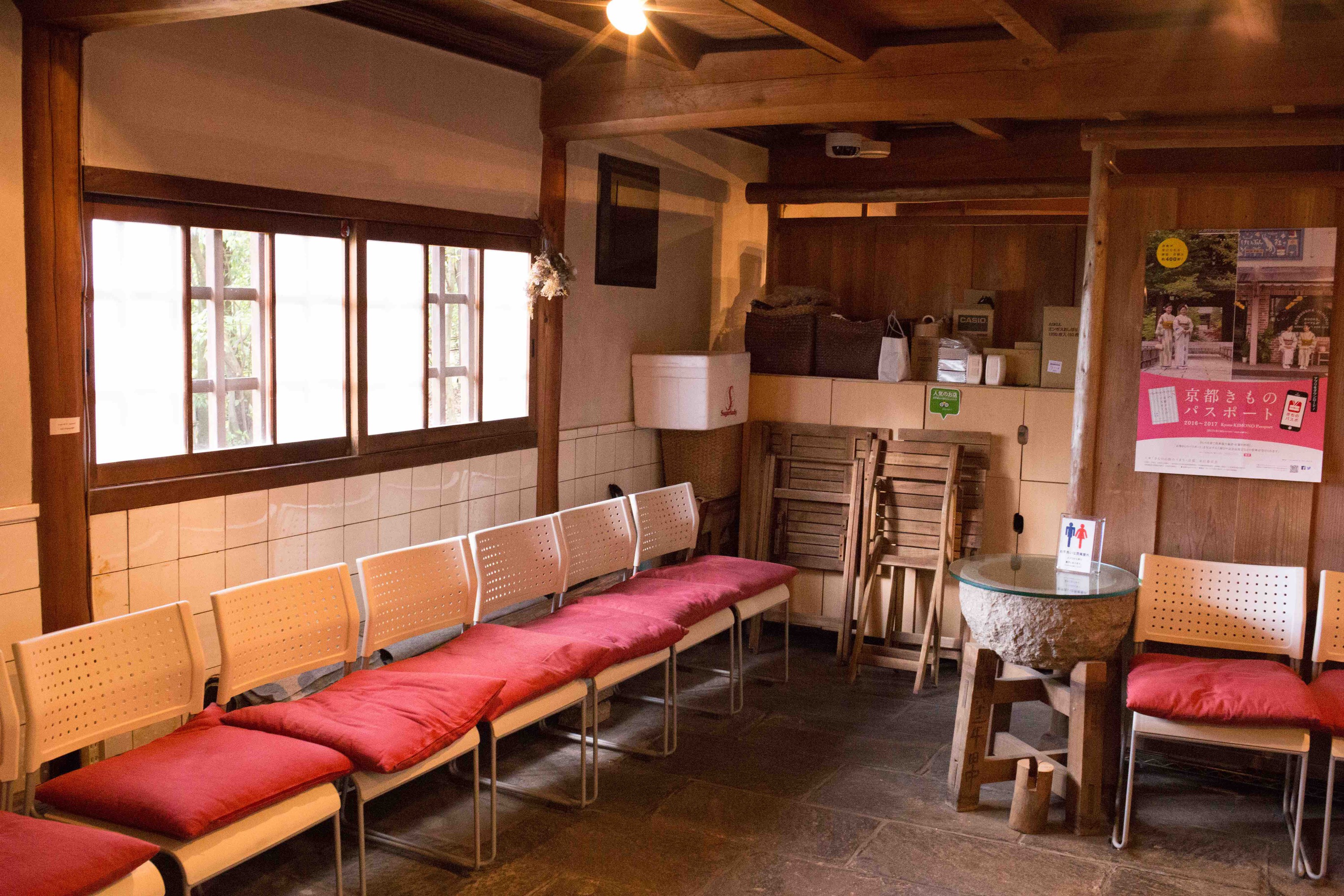 吉田山山頂にあるカフェ&お茶室「茂庵」の１階