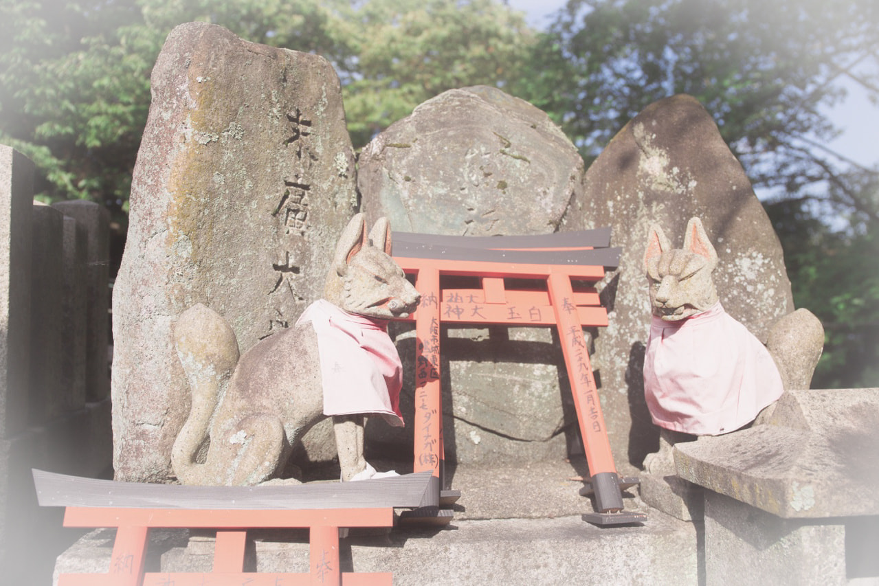 伏見稲荷大社の稲荷山山頂付近にある狐の石像。