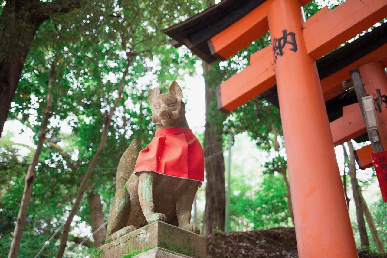 伏見稲荷の狐の石像。