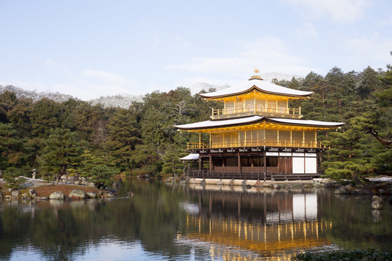 雪化粧した金閣寺