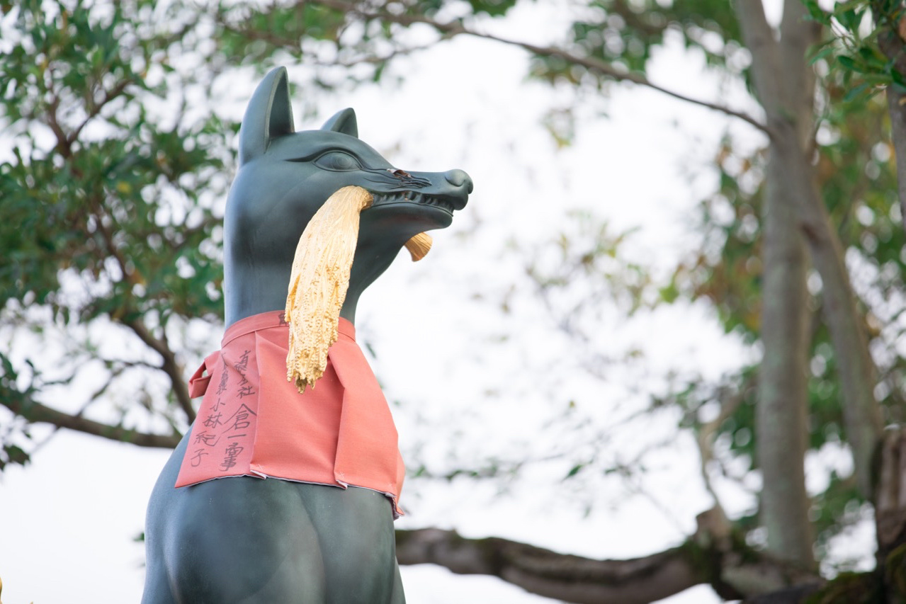 伏見稲荷の狐の石像。