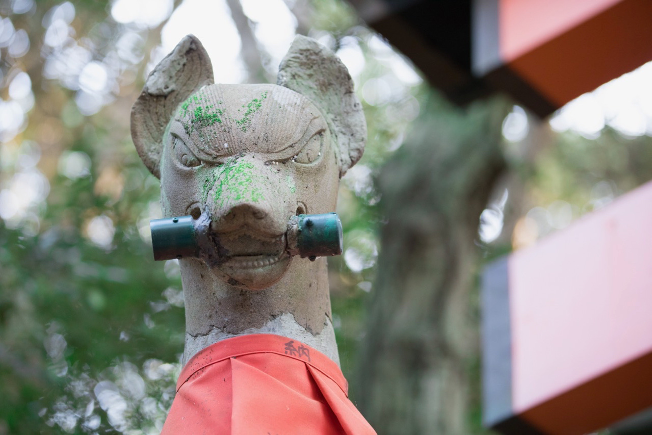 伏見稲荷の狐の石像。