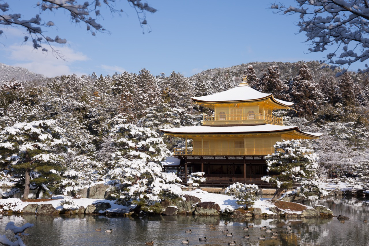 雪景色の金閣寺